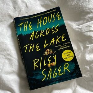 The House Across The Lake - Riley Sager